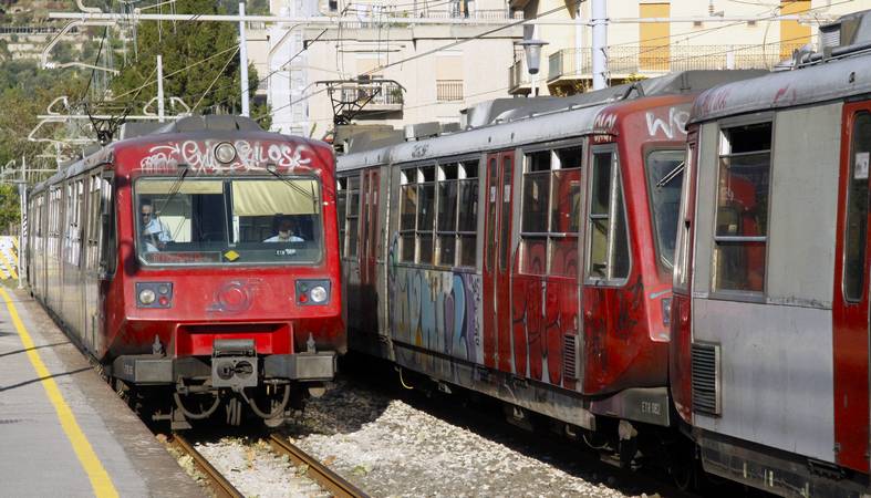 Napoli, commette atti osceni sul treno della Circumvesuviana: multato