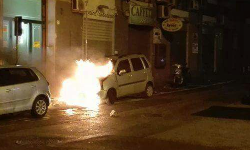 Castellammare, auto in fiamme in pieno centro città