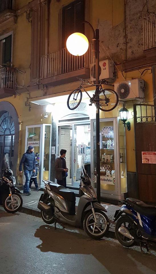 Castellammare, bicicletta sospesa nell’ aria: Street art o parcheggio innovativo?