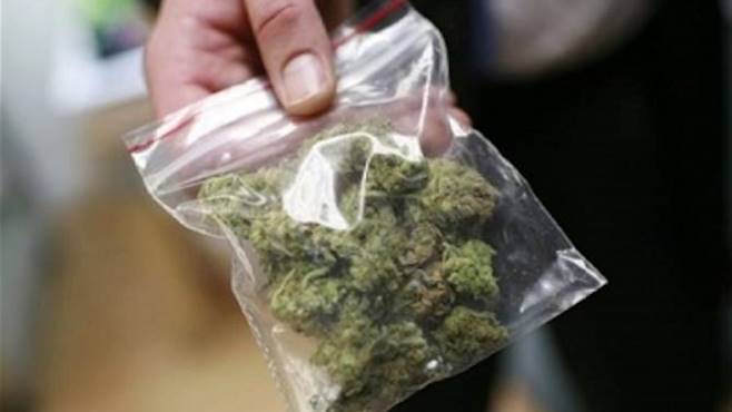 Stabiese non si ferma ai controlli della finanza per possesso di marijuana: arrestato