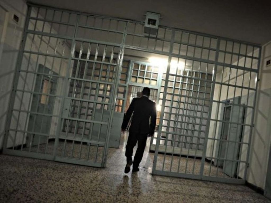 Selfie in carcere dei boss: sequestrati tre cellulari a Poggioreale e Benevento