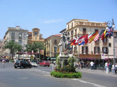 Sorrento: commercianti si ribellano ai venditori ambulanti che invadono tutta la città