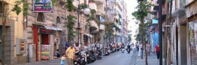 Castellammare Via Roma: vecchietta ruba felpa e il video diventa virale