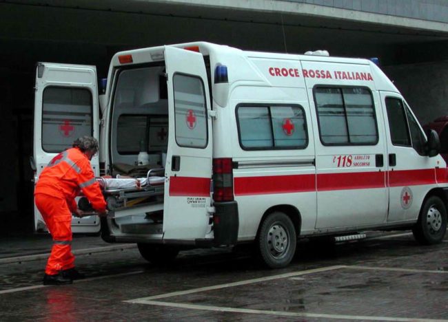 Non vuole andare a scuola e si lancia dal balcone, bambino di 10 anni ricoverato in gravi condizioni