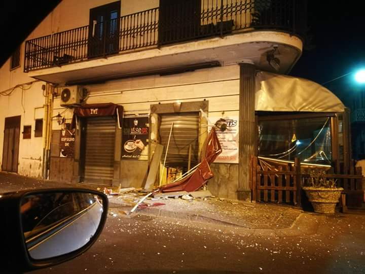 Scafati: Roxy Bar distrutto da una bomba carta. Cittadini protestano per una maggiore vigilanza