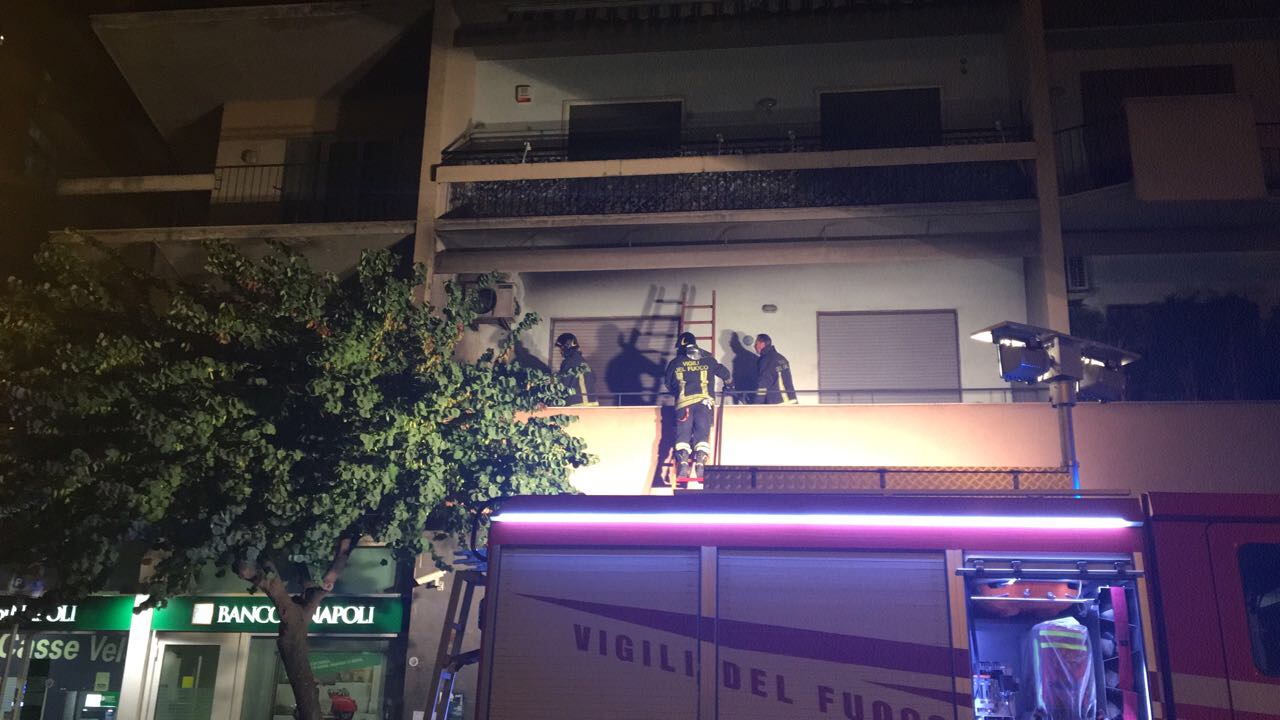 Castellammare, incendio in studio commerciale