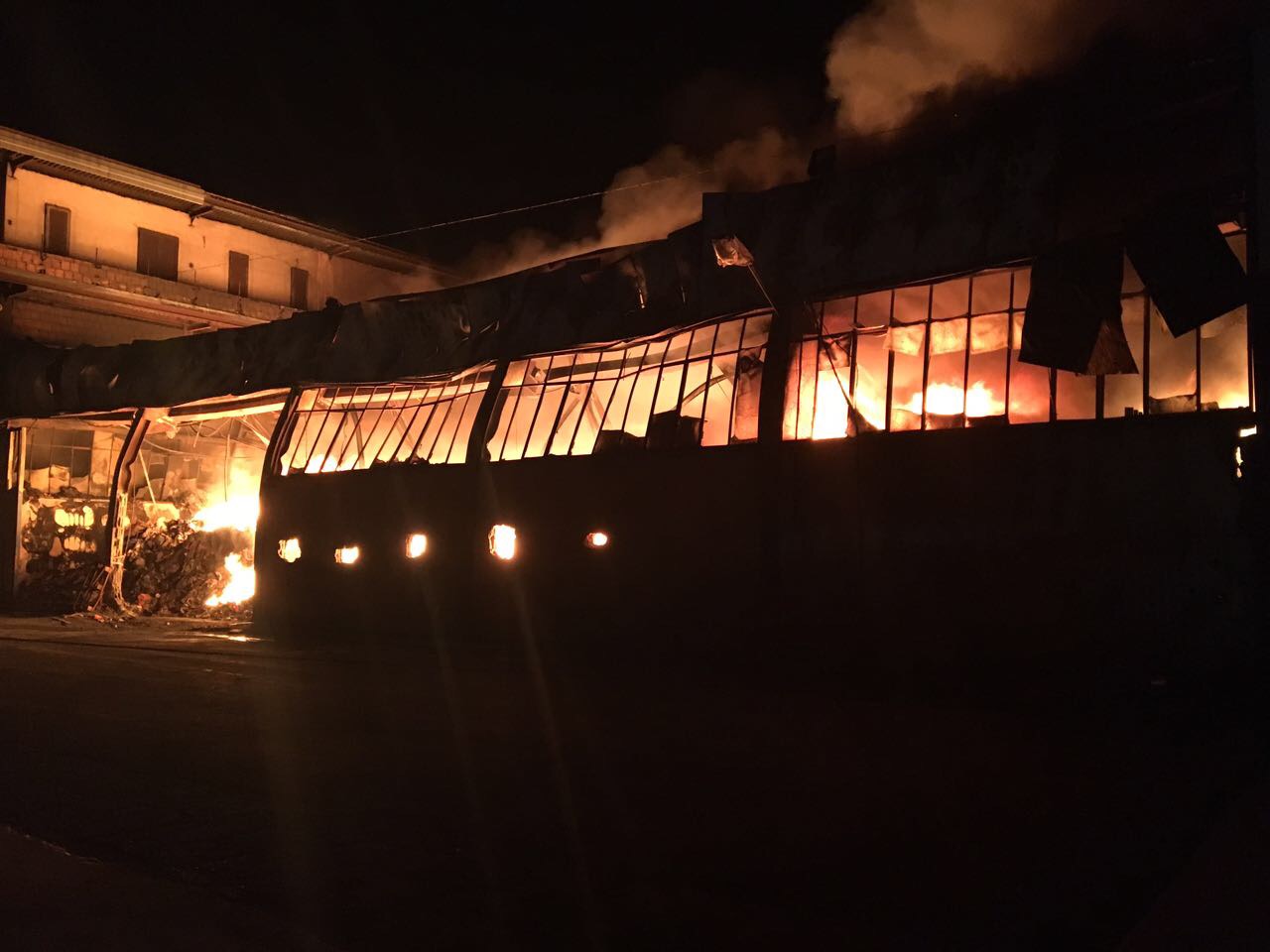 Incendio a via Schito , ancora una volta incendiato un capannone