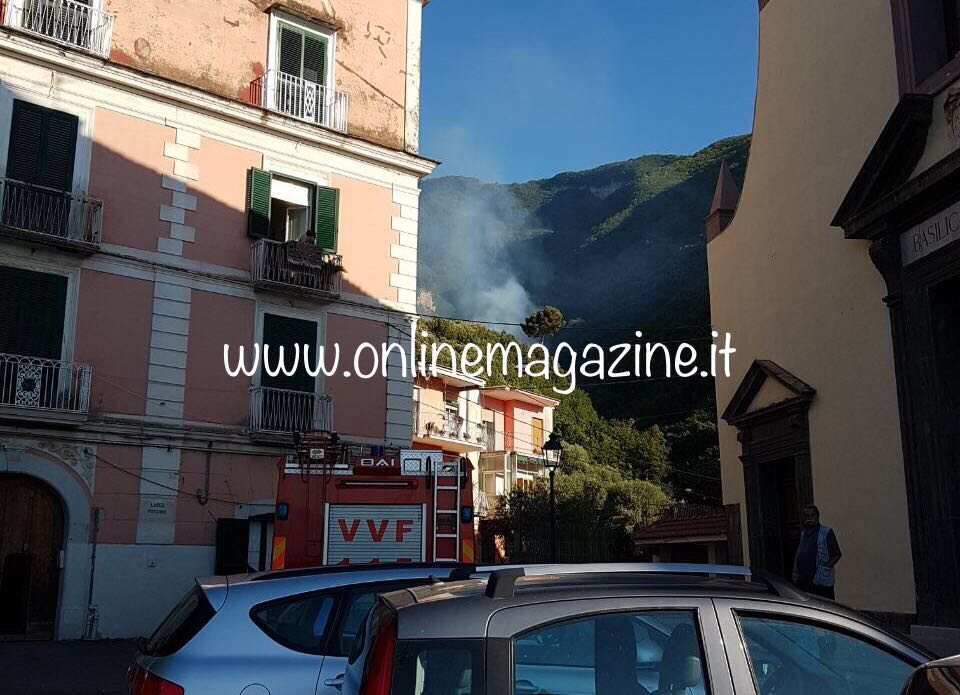 Castellammare, fiamme a Pozzano: tanta paura tra gli abitanti