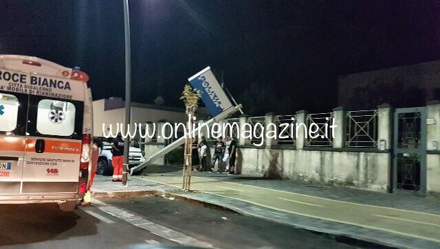 Castellammare, auto contro insegna luminosa della Polizia (LE FOTO)