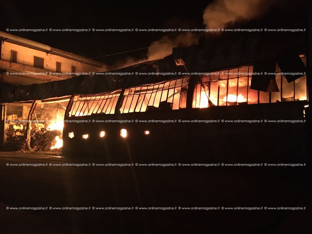 Castellammare, incendio capannone Via Pozzillo (FOTOGALLERY)