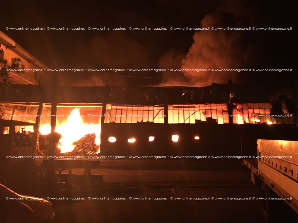 Incendio a Via Schito: paura e proteste dei residenti contro l’assenteismo di Pannullo