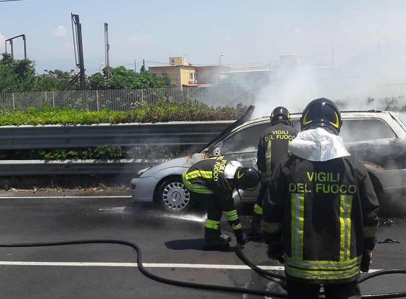 Castellammare: Auto in fiamme, paura sul Raccordo Autostradale