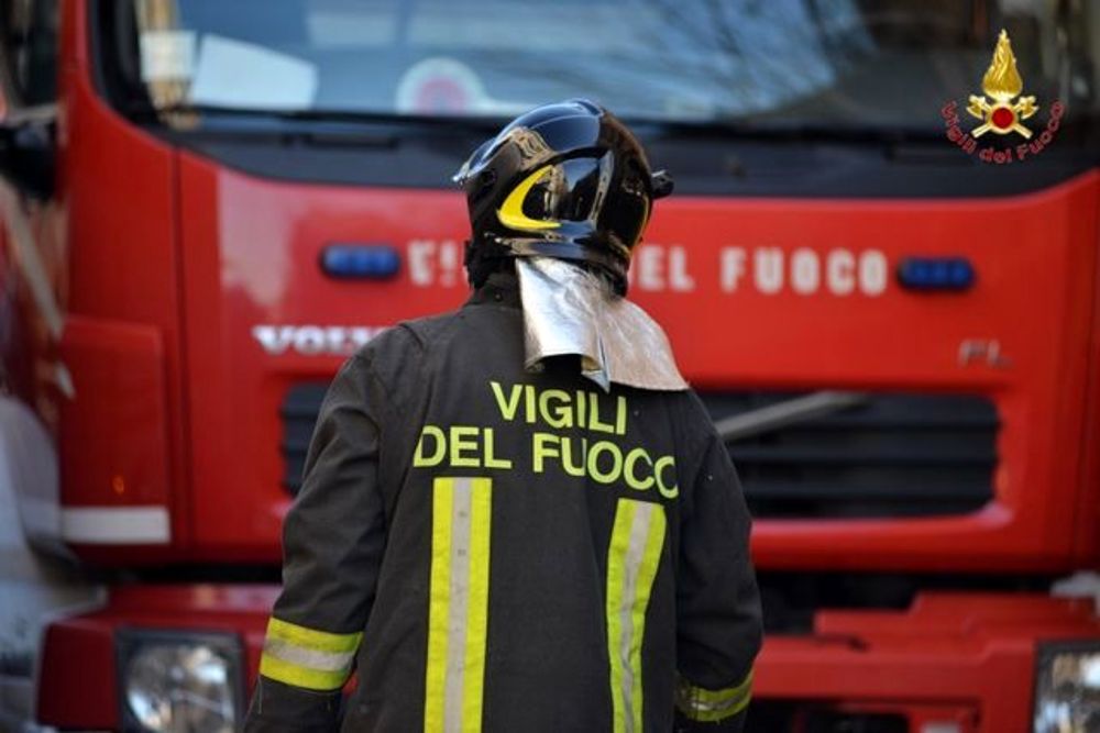 Maltempo. Pompei, albero pericolante in via Mazzini: intervento dei vigili del fuoco