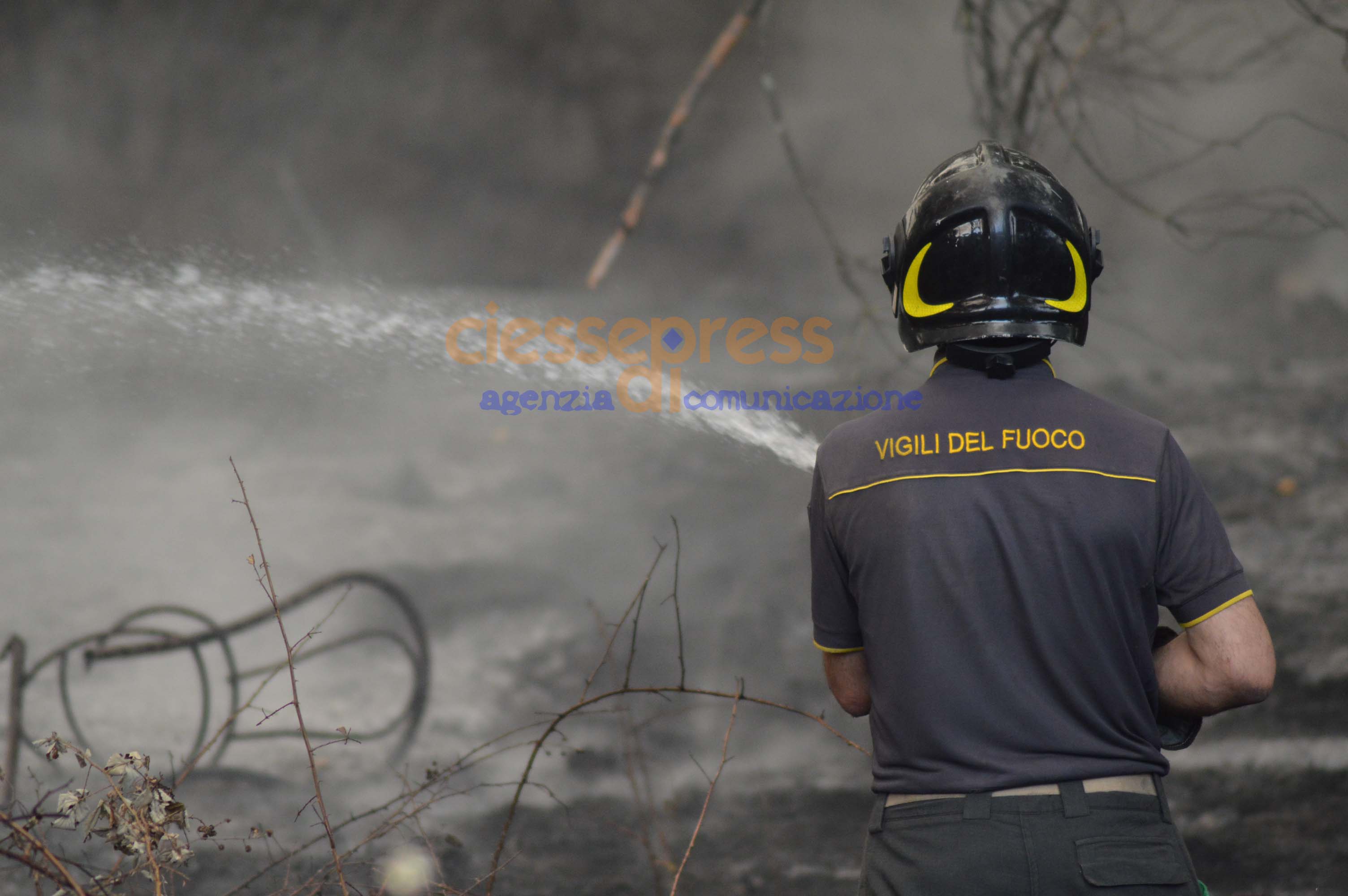 Incendi, la Procura di Napoli indaga per disastro ambientale