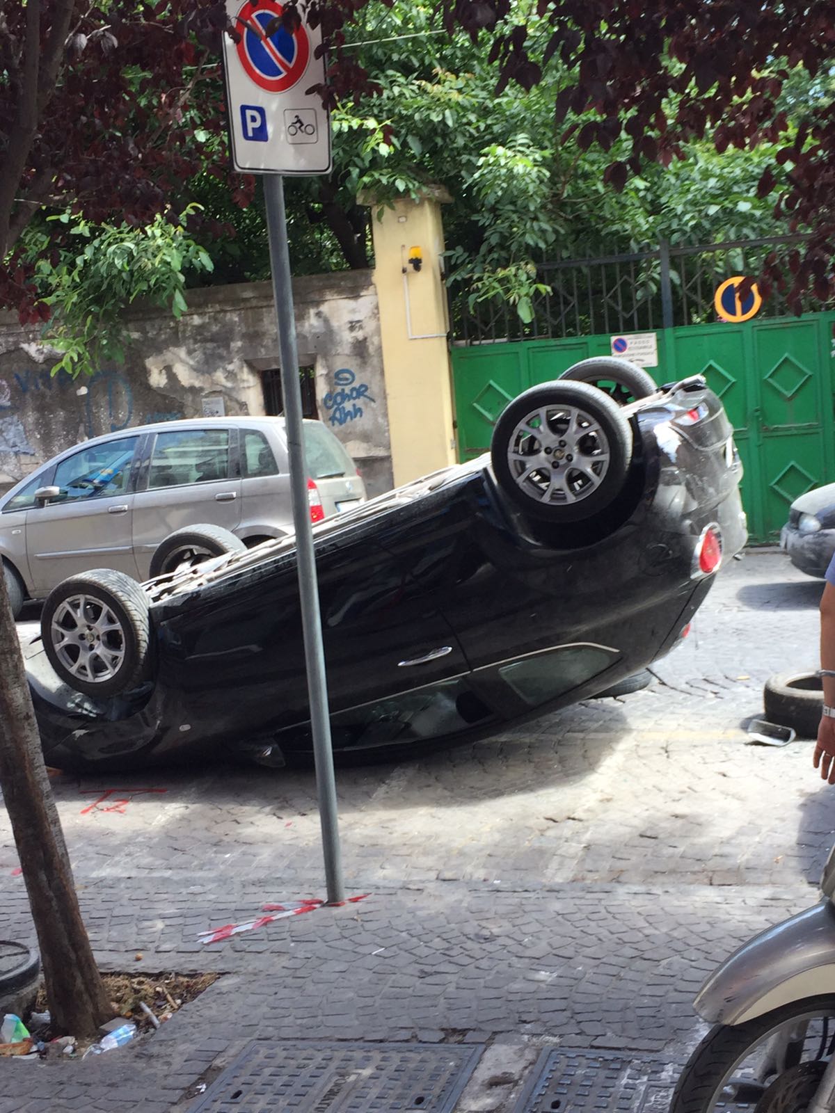 Incidente a Via Allende: auto completamente ribaltata. Nessun ferito