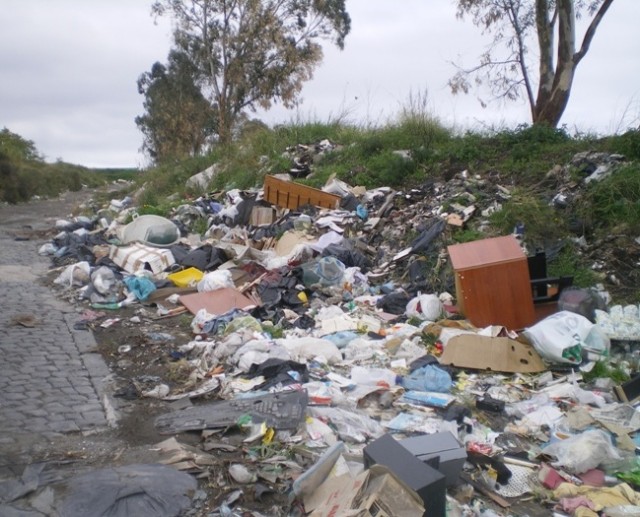 Ercolano, uomo scarica rifiuti pericolosi sul Vesuvio: incastrato dalle telecamere