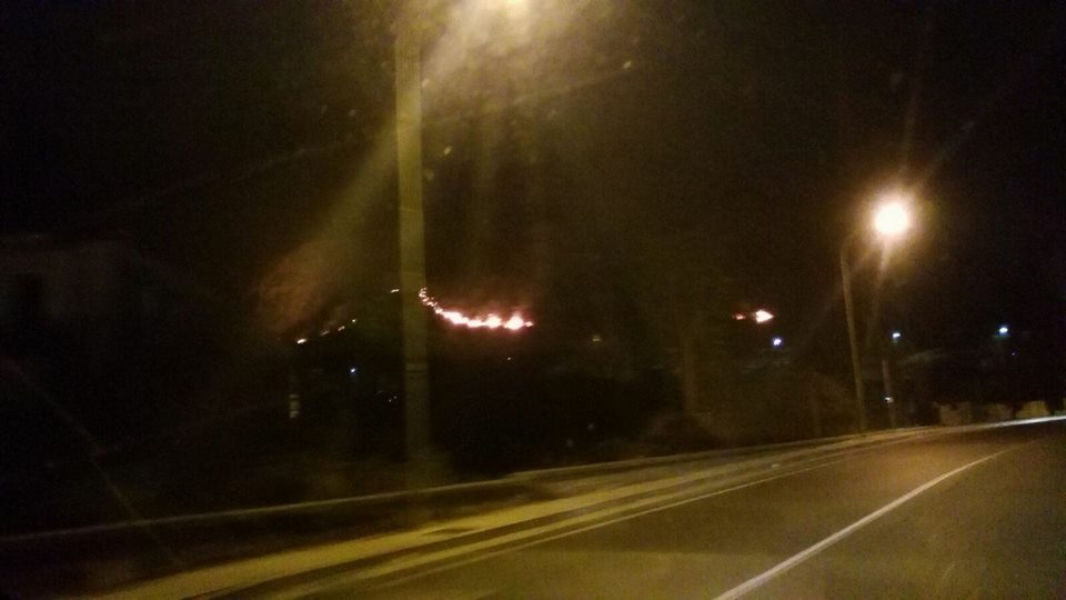 Pozzuoli: in fiamme il Monte Gauro nella notte