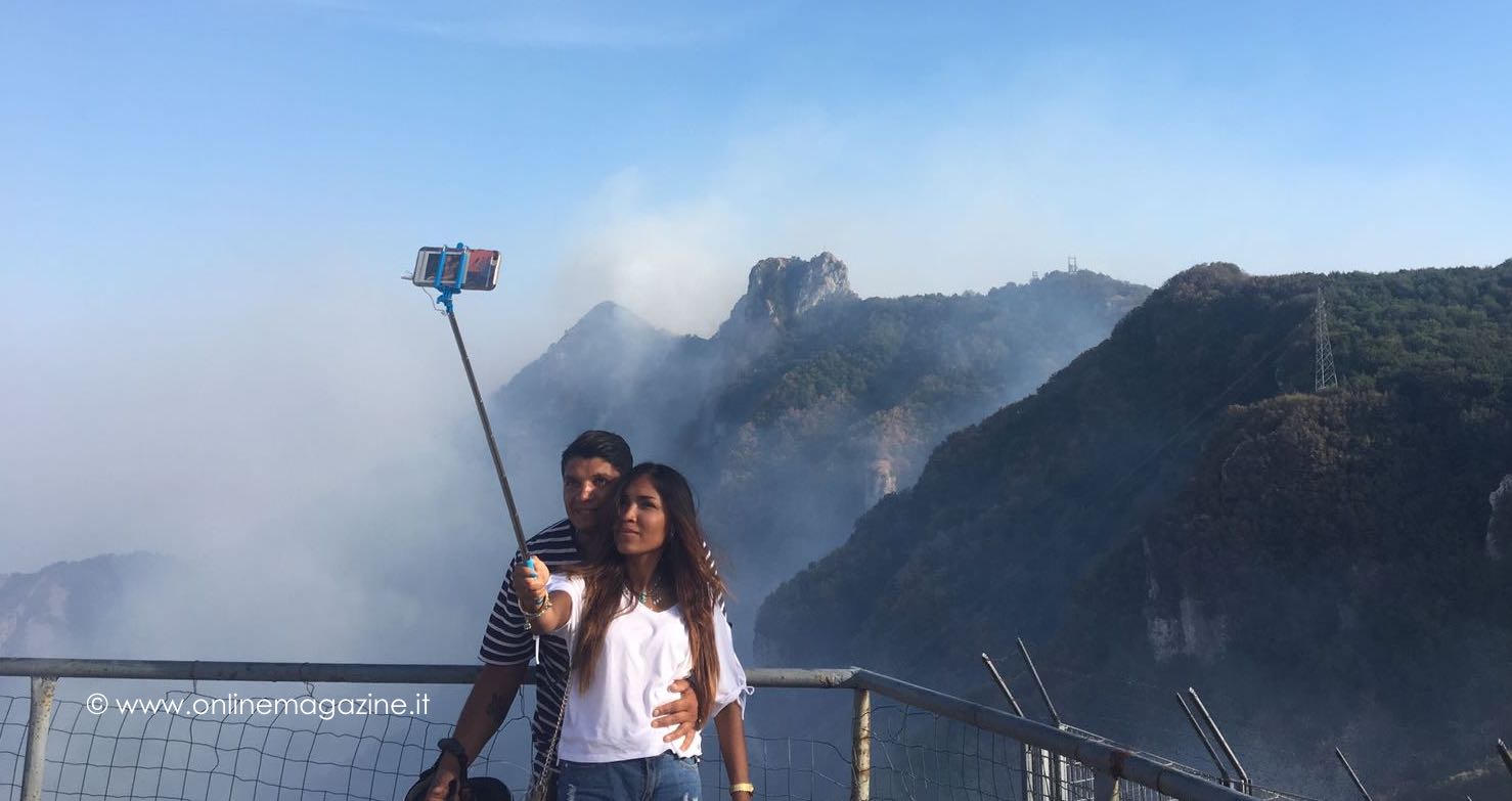Le fiamme e la Funivia bloccata non fermano l’ondata di turisti e cittadini sul Faito (LA FOTO)