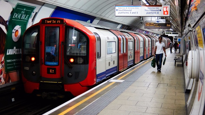 Londra. Esplosione in metropolitana, passeggeri feriti: chiuse alcune stazioni
