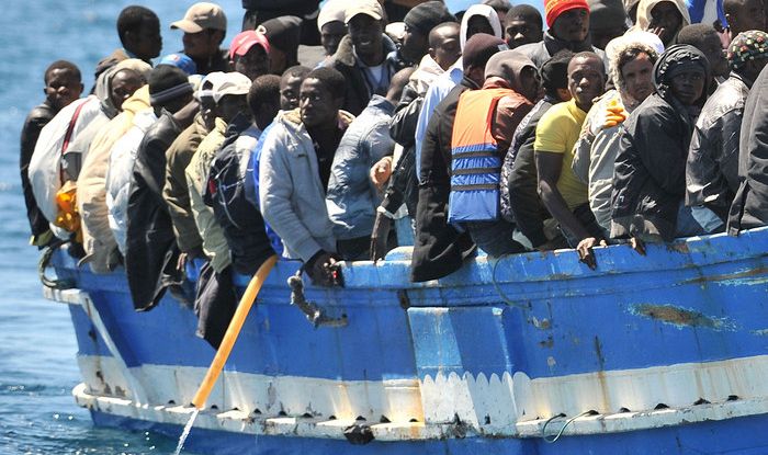 Crotone, barcone con 115 immigrati giunge nella notte: 21 minori a bordo