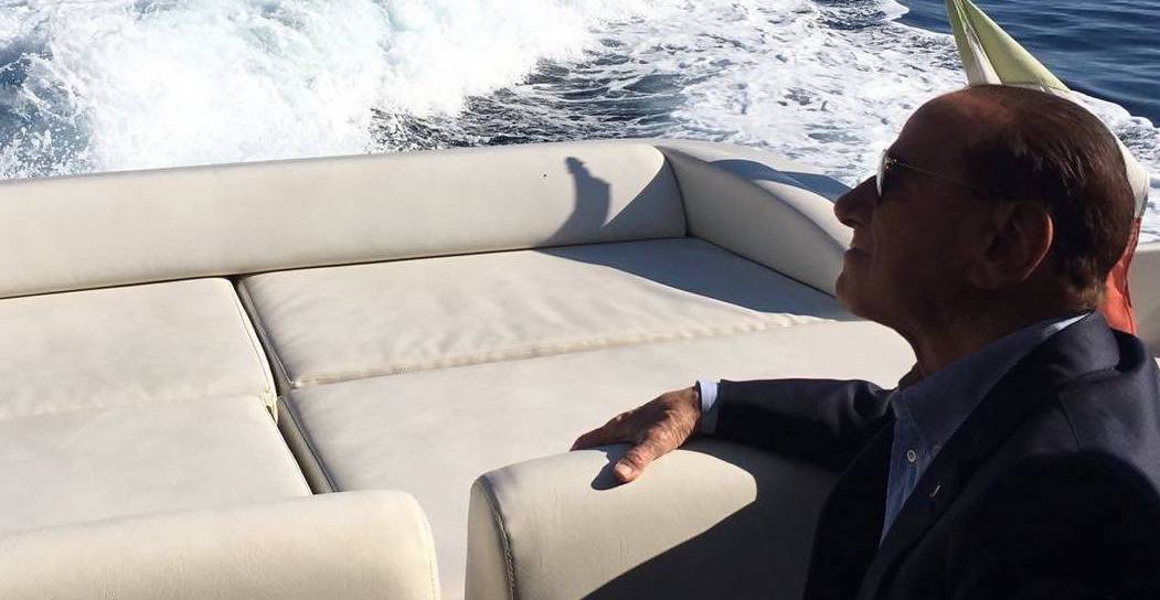 Berlusconi arriva ad Ischia, i terremotati: ”Ci aiuti”