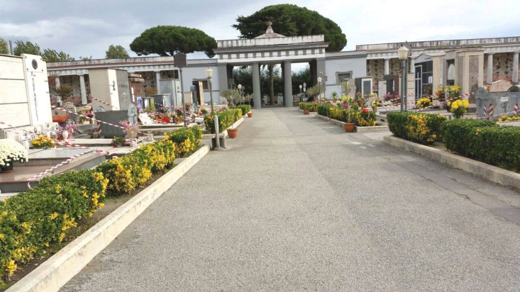 Calabria, svuotavano i loculi del cimitero e distruggevano i corpi: tre uomini in manette