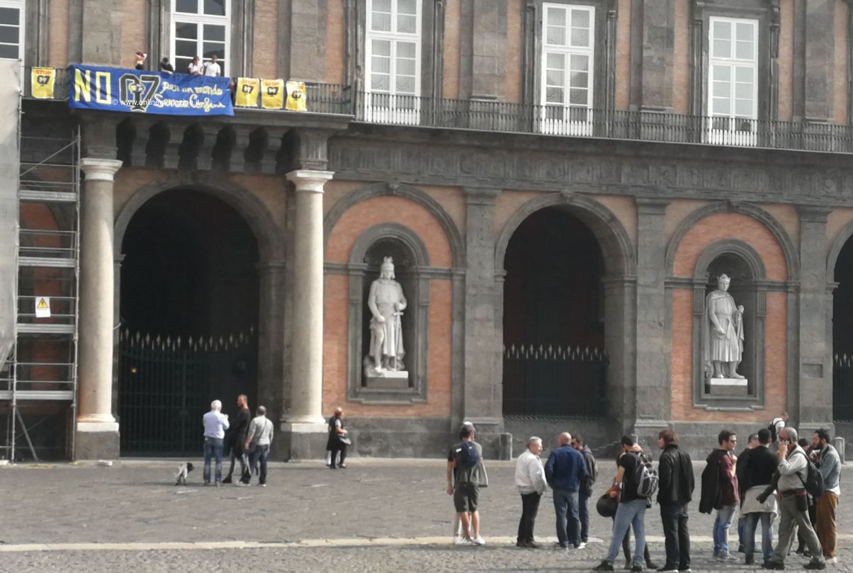 Napoli, G7. Protesta degli antagonisti con striscone su Palazzo Reale