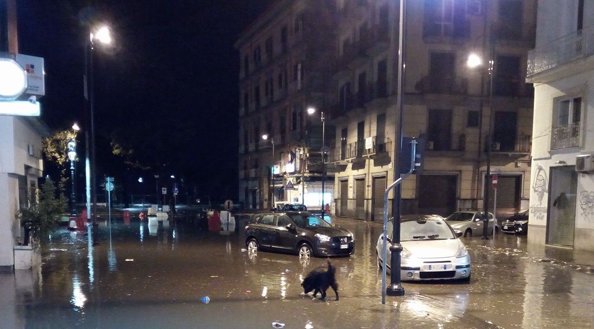 Castellammare. Arrivano le prime piogge: il centro città si allaga