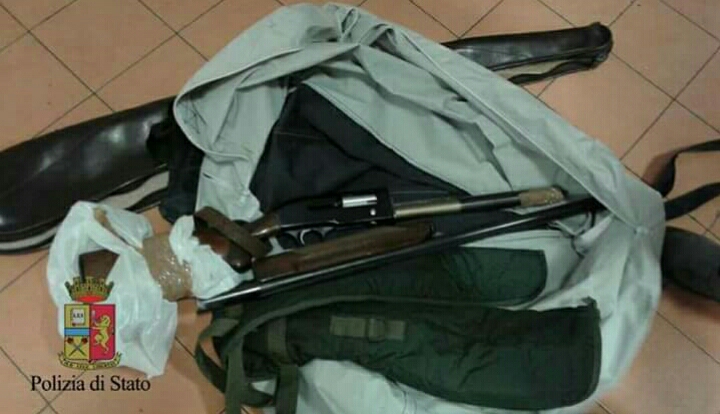 Napoli, ritrovati due fucili in un’automobile rubata