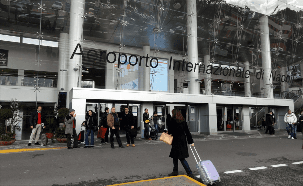 Aeroporto di Napoli: due chitarre di Pino Daniele esposte nel salone principale