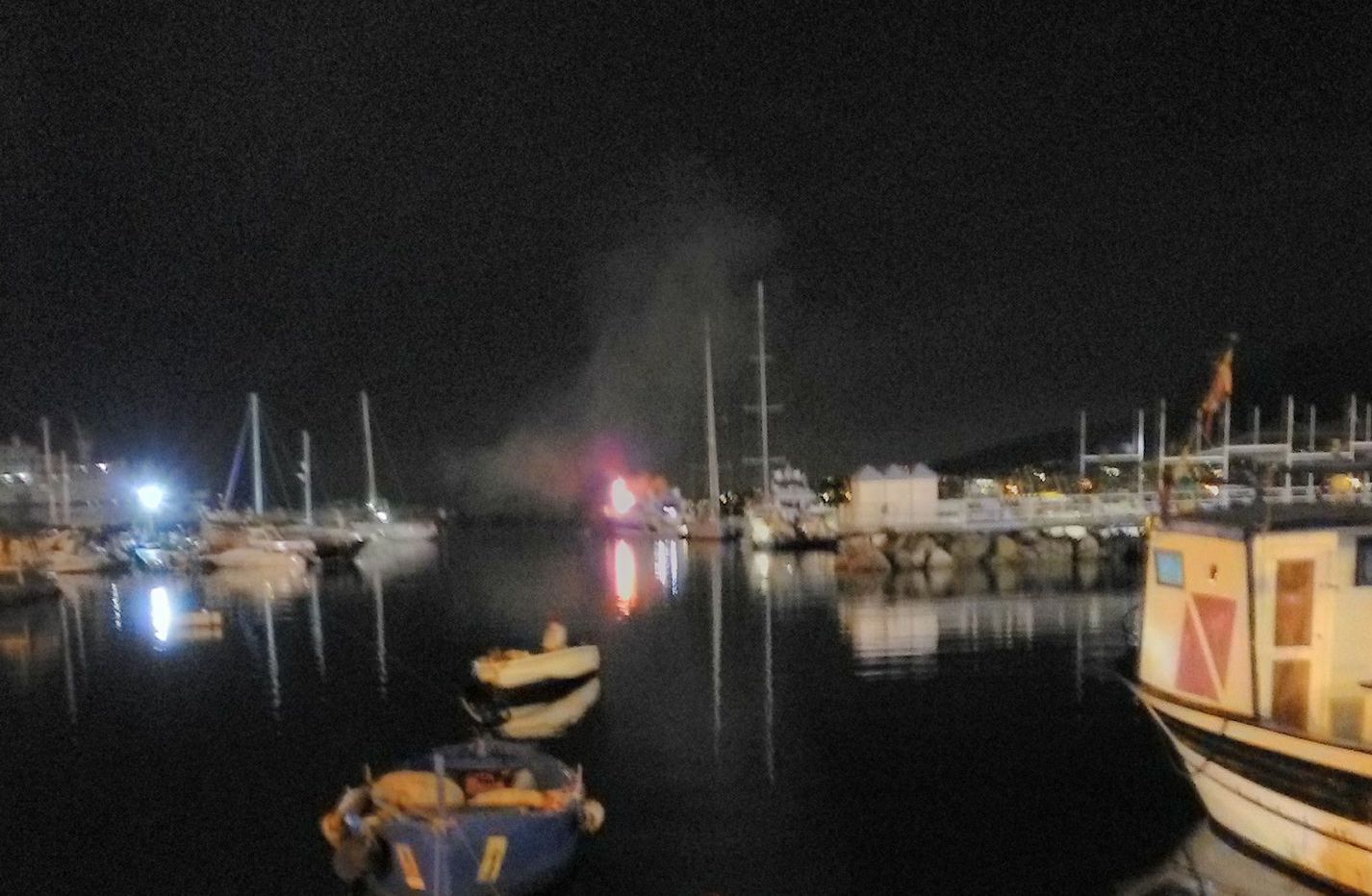 Castellammare. Paura al porto: in fiamme un’imbarcazione