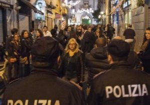 Napoli. Controlli della polizia nella movida di via Chiaia: arrestato 19enne