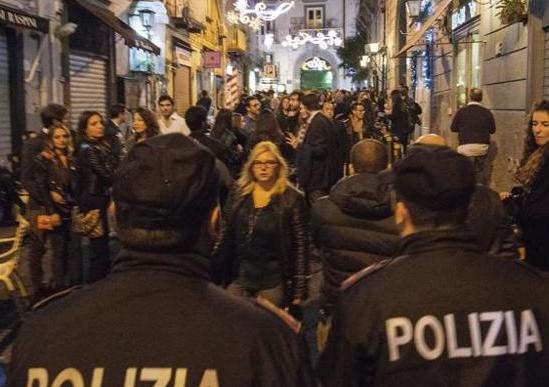 Napoli. Rubano un portafogli e aggrediscono la polizia in piazza Bellini: arrestati due giovani migranti