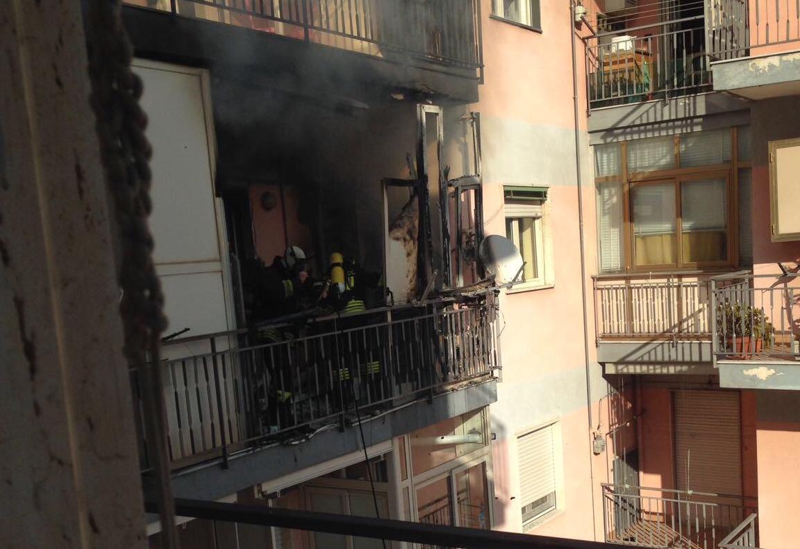 Gragnano. Tragedia sfiorata in Via Volta: in fiamme un appartamento (FOTO)