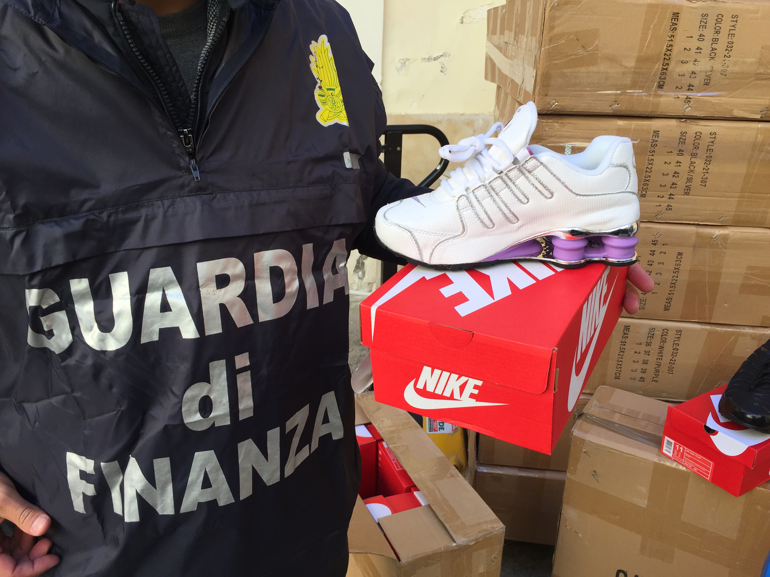 Marcianise. Sequestrati più di 1500 paia di scarpe contraffatte e fermato marocchino
