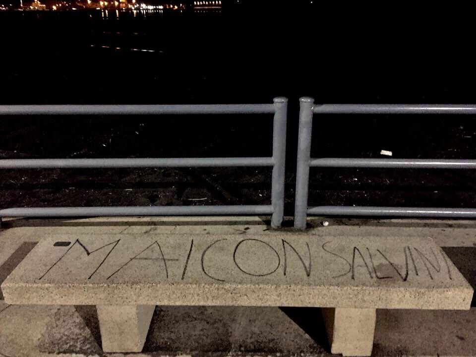 Castellammare, misteriosa scritta su una panchina
