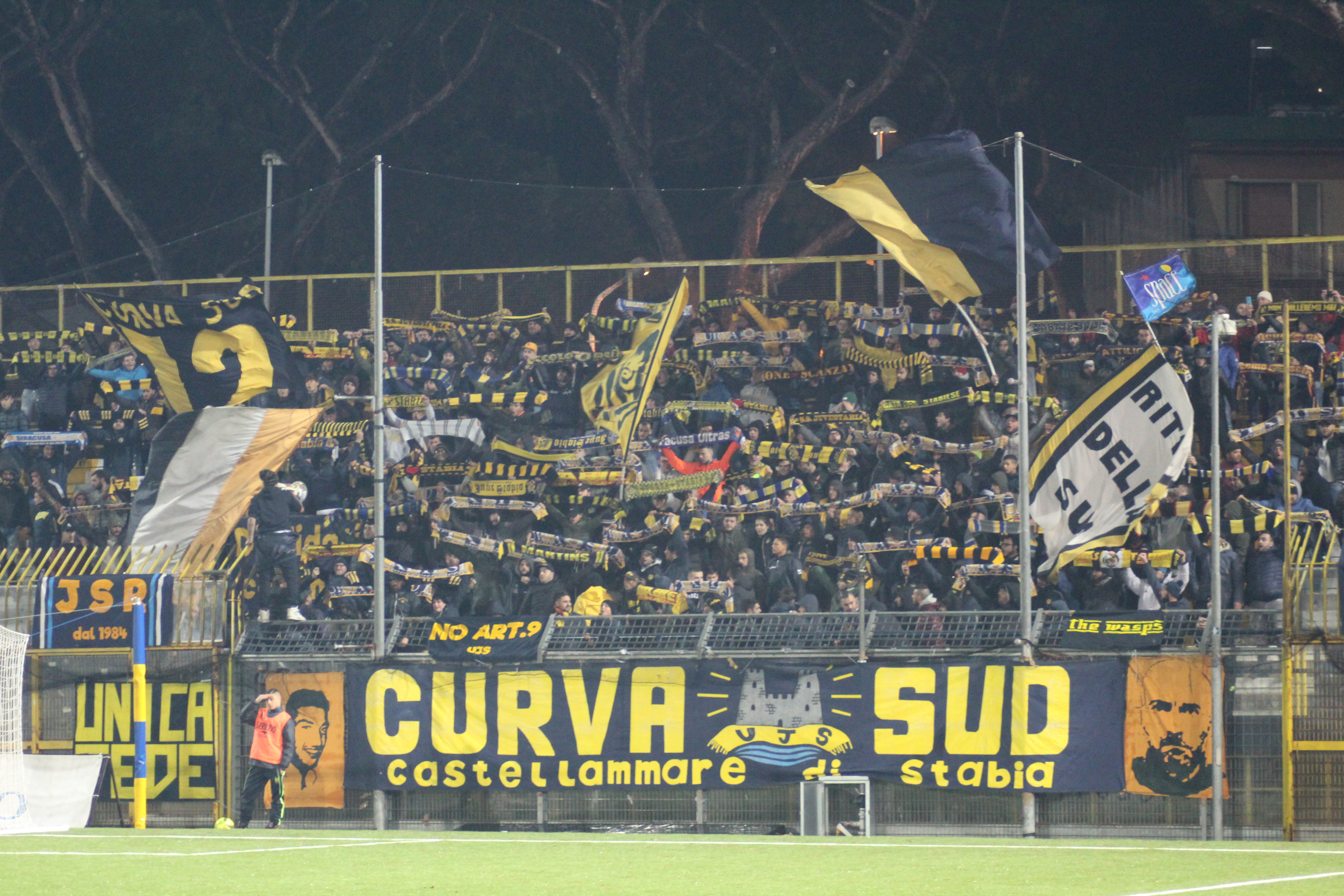 Juve Stabia-Catanzaro, ci siamo: il Romeo Menti è pronto a trasformarsi in un inferno gialloblu