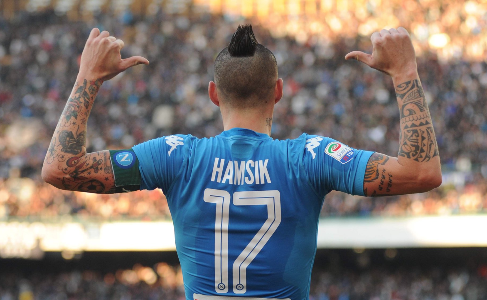 Napoli, capitan Hamsik regala la maglia del 115esimo gol a Maradona