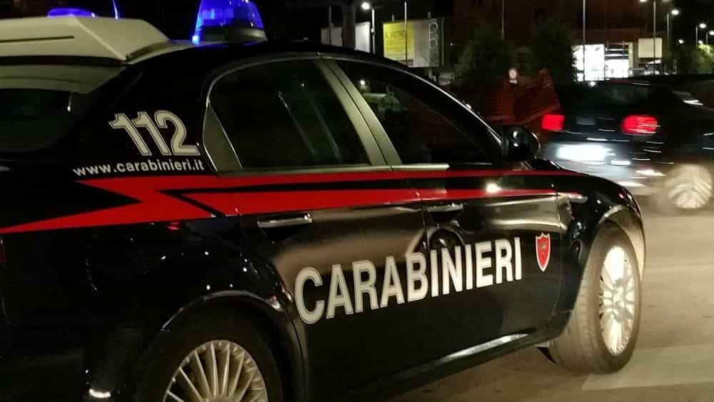 Scambia i carabinieri in auto per una “coppietta” e tenta di rapinarli, preso 41enne