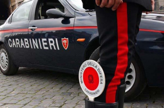 Pompei. Migrante ubriaco aggredisce i carabinieri con una bottiglia di vetro: arrestato