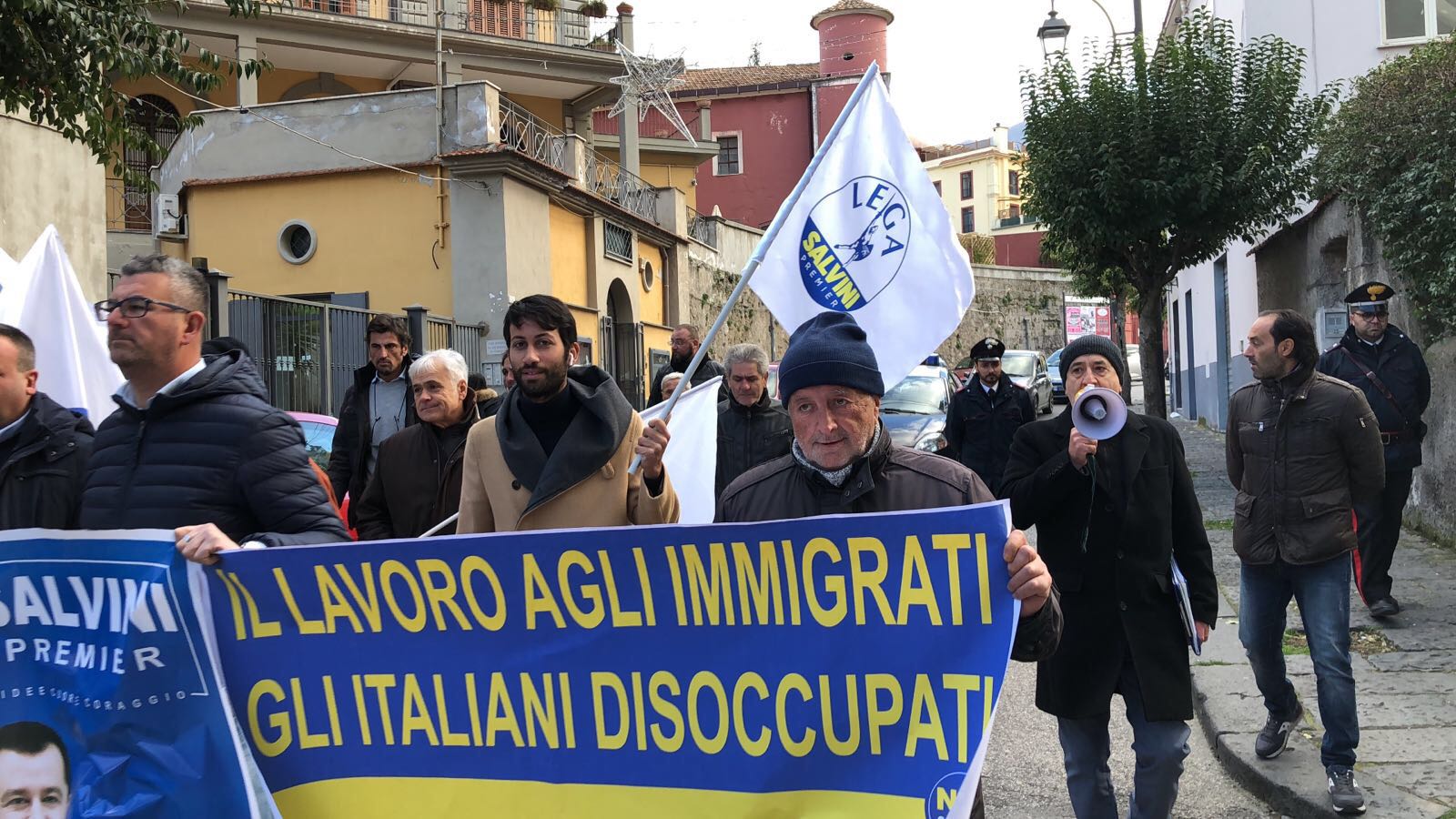 A Gragnano l’esordio della nuova Lega. Sit in anti-migranti