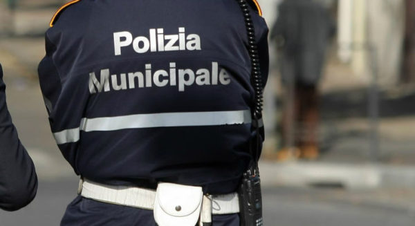 Napoli. La municipale rinviene pistole, munizioni e scooter in edificio comunale in restrutturazione