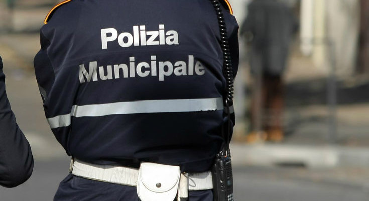 Acerra, sfondano l’auto del vigile mentre sequestra lo scooter