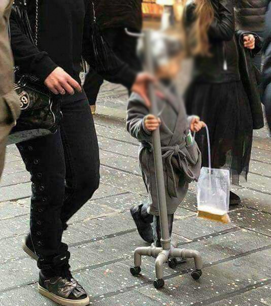 Napoli. Arriva il bambino vestito da paziente ospedaliero: il web indignato