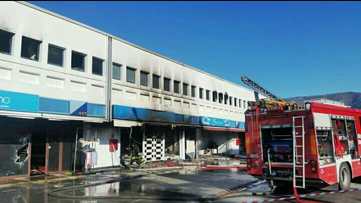 Incendiano i capannoni della loro ditta per incassare i soldi dell’assicurazione: 4 misure cautelari