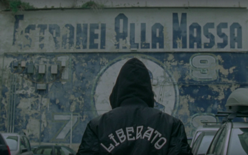 Napoli, grande attesa per il concerto di Liberato: il rapper dall’identità nascosta si esibisce alla Rotonda Diaz