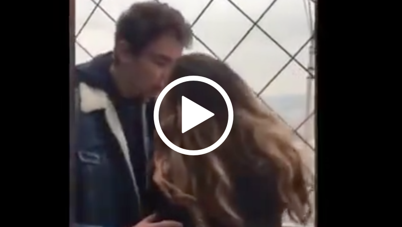 Bacia sconosciuto sulla Torre Eiffell, lo cerca e trova sul web ma scopre che è fidanzato (VIDEO)