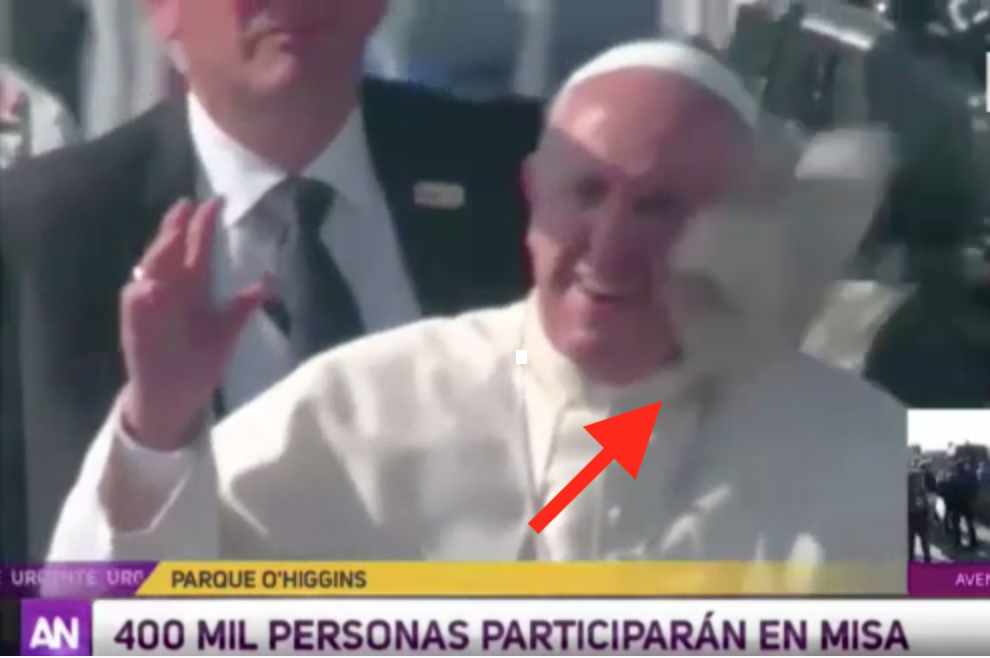 Papa Francesco in Cile colpito da un giornale lanciato dalla folla