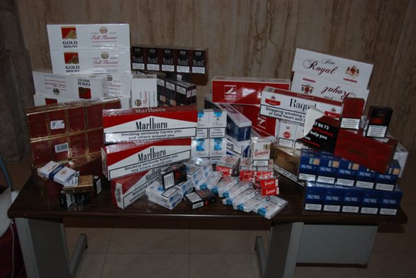 Napoli, scoperto a Corso Secondigliano con 30kg di sigarette di contrabbando. Arrestato