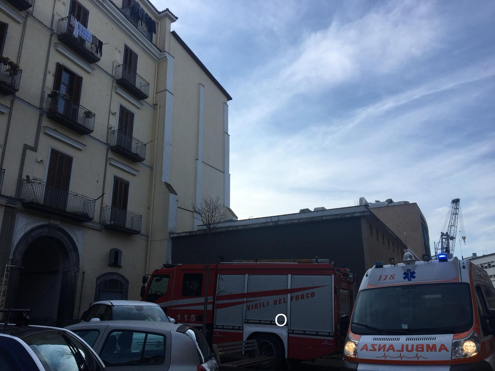 Castellammare, fiamme in un palazzo: paura al centro storico
